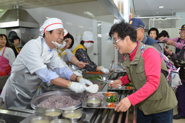 지역사회 어르신들의 행복한 복지실현을 위해 전문적인 서비스를 제공하는 달성군노인복지관에서 김문오 군수가 어르신들을 위해 배식봉사를 하고 있다. 달성군 제공