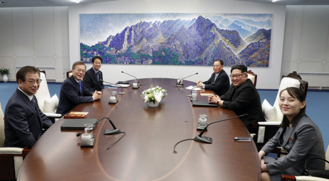 문재인 대통령과 북한 김정은 국무위원장이 27일 경기 파주시 판문점 평화의 집에서 열린 2018남북정상회담에서 환담하고 있다. 왼쪽부터 시계방향으로 서훈 국가정보원장, 문 대통령, 임종석 대통령 비서실장, 북한 김영철 당중앙위원회 부위원장, 김정은 국무위원장, 김여정 당중앙위원회 제1부부장. 연합뉴스