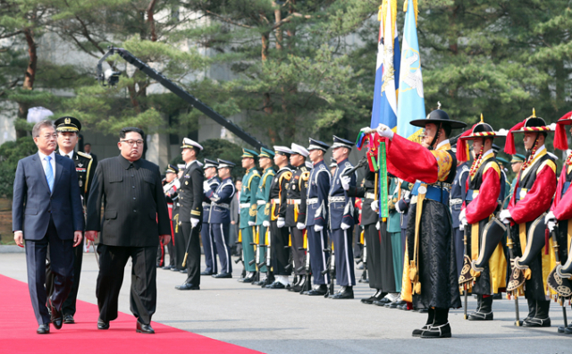 문재인 대통령과 김정은 북한 국무위원장이 27일 오전 경기도 파주 판문점 남측 평화의 집 앞에서 열린 공식환영식에서 국군의장대를 사열하고 있다. 연합뉴스