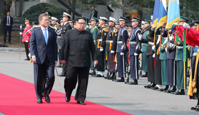 문재인 대통령과 김정은 북한 국무위원장이 27일 오전 판문점에서 사열을 받고 있다. 한국공동사진기자단