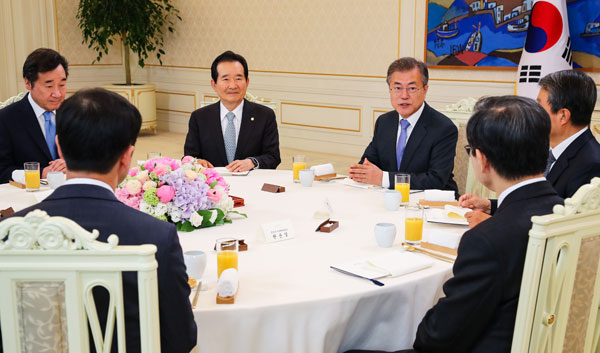 문재인 대통령이 3일 오후 청와대에서 열린 헌법기관장 초청 오찬에서 남북 회담 결과와 이행 방향에 대해 설명하고 있다. 연합뉴스