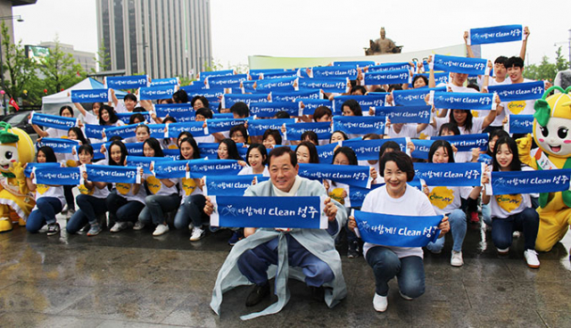 성주군 클린패밀리 회원들이 2일 서울 광화문 광장에서 