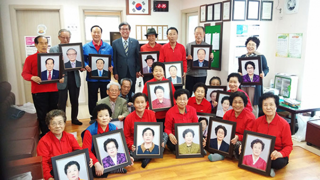 대구경로당 광역지원센터는 제일동산사우회와 함께 경로당 어르신들에게 장수 사진을 촬영해주고 있다. 북구 대현e편한세상경로당 장수 사진 전달 모습. 대구경로당 광역지원센터 제공