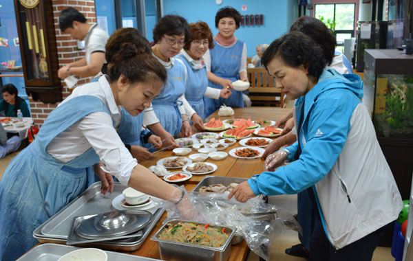 (사)한국여성리더스 경산지회 정인숙 회장을 비롯한 회원들이 어버이날을 앞둔 7일 경산시 남산면 사회복지법인 효원이 운영 중인 경산양로원을 방문해 어르신들을 위한 음식을 준비하고 있다.