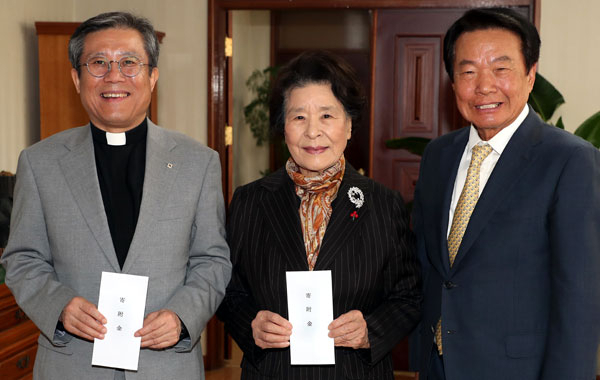 제10회 서상돈상 수상자인 삼일방직(주) 노희찬 회장이 신동학 국채보상운동기념사업회 상임대표와 함께 9일 매일신문을 방문했다. 왼쪽부터 이상택 매일신문 사장, 신동학 상임대표, 노희찬 회장. 정운철 기자 woon@msnet.co.kr