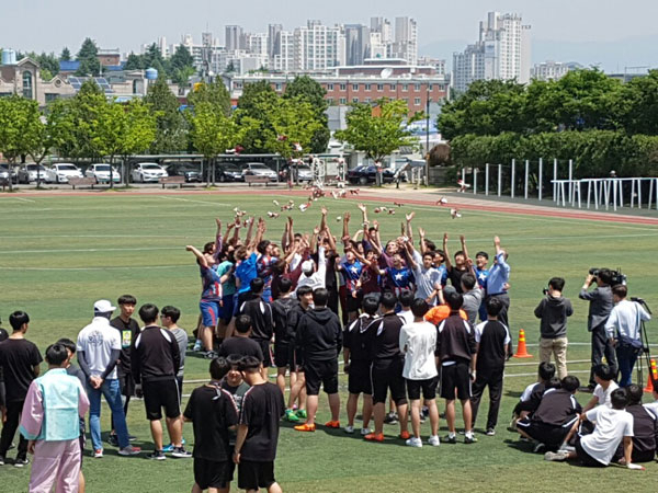 심인고는 11일 개교 61주년 기념 사제동행 체육의 날 행사에 주한 미군 캠프워커 내 학생 대표 16명을 초청해 400m 이어달리기, 줄다리기, 탁구 및 농구 친선경기를 함께 하며 우의를 다졌다. 심인고 제공