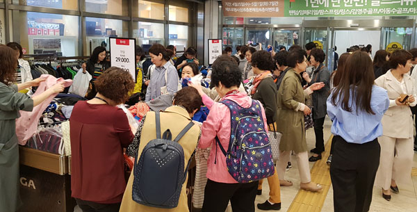 16일 단 하루 대대적인 고객 감사 이벤트를 진행하는 동아백화점 쇼핑점 행사장. 동아백화점 쇼핑점 제공