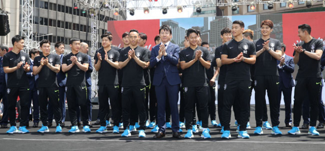 2018 러시아 월드컵에 출전하는 대한민국 축구 국가대표팀 신태용 감독과 선수들, 코치진이 21일 서울광장에서 열린 축구대표팀 월드컵 출정식 행사를 마치고 관객에게 인사하고 있다. 연합뉴스