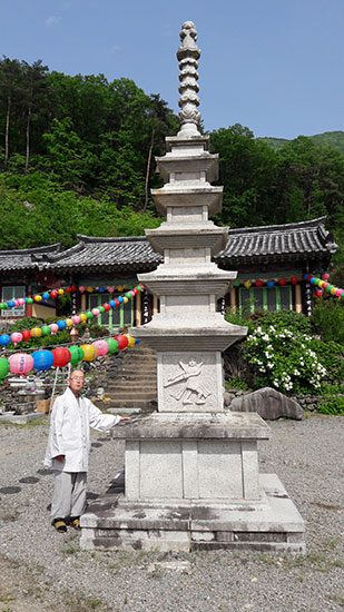 금곡사 주지 무량 스님이 부처님 진신사리가 모셔져 있는 5층 석탑을 소개하고 있다.