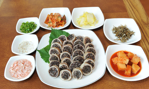 용궁순대는 돼지 막창을 사용해 잡내없이 고소한 맛으로 관광객들에게 큰 인기를 끌고 있다. 경북도청 신도시가 이전하면서 예천 용궁순대촌은 제2의 전성기를 맞았다. 예천군 제공