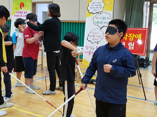 예천군 감천초등학교 학생들이 눈을 가리고 지팡이를 짚으며 시각장애인들이 겪는 불편함을 조금이나마 이해하고자 체험을 하고 있다. 예천군 제공