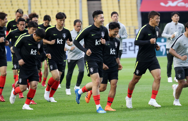 뛰면서 몸푸는 축구국가대표 (대구=연합뉴스) 김준범 기자 = 온두라스와 평가전을 앞둔 축구 국가대표팀이 27일 오후 대구스타디움에서 몸을 풀고 있다. 연합뉴스