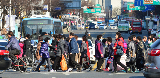 무단횡단은 가장 위험한 교통법규 위반 중 하나다. 생활 속 사소한 교통법규 위반이 바로 내 아이를 해칠 수 있다는 시민적 경각심이 필요하다. 매일신문DB