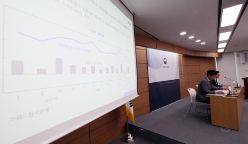 지난달 30일 정부세종청사 기획재정부에서 김현욱 한국개발연구원(KDI) 거시경제연구부장 겸 금융경제연구부장과 정대희 연구위원이 상반기 경제전망을 발표하고 있다. 연합뉴스