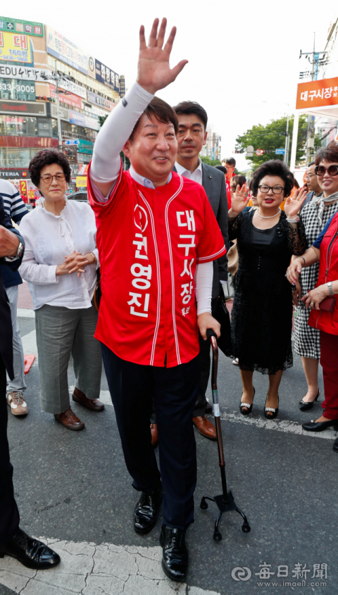 선거운동 중 부상을 당한 권영진 자유한국당 대구시장 후보가 2일 오후 대구 달서구 도원네거리 유세 현장에 지팡이를 짚고 나타나 지지자들에게 인사하고 있다. 우태욱 기자 woo@msnet.co.kr