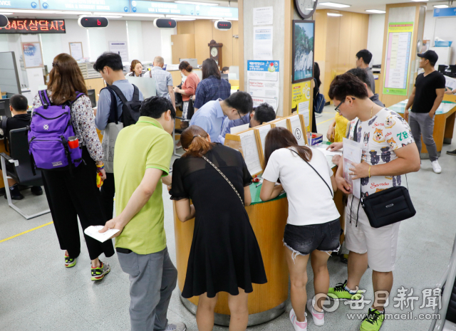 대구출입국·외국인사무소에서 외국인들이 체류지 변경 등 민원 처리를 위해 순서를 기다리고 있다. 매일신문DB