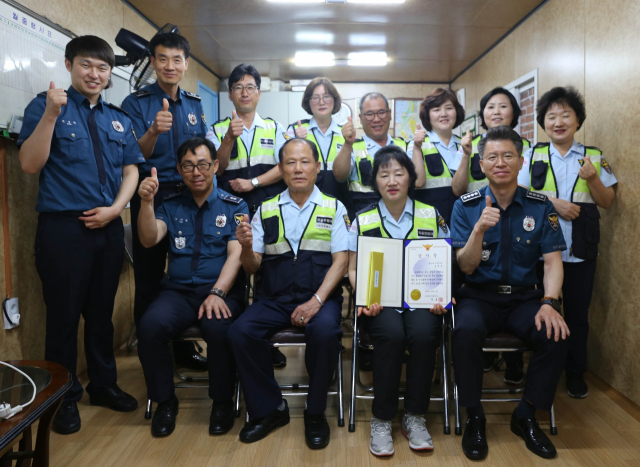 대구 달서경찰서는 지난 1일 지역 내 여성불안환경에 대한 개선점을 적극적으로 찾아 의견을 제시한 공로로 송귀순 자율방범대원에게 감사장을 전달했다. 달서경찰서 제공