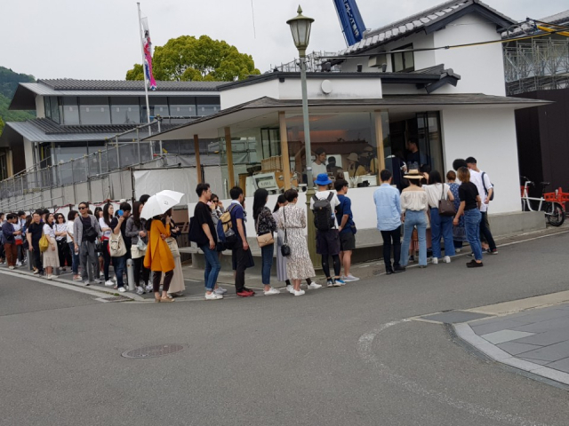 아라시야마에서 최고 유명한 퍼센티지 커피점. 커피한잔을 마시기 위해 최소 30분은 줄을 서야 맛볼 수 있다.