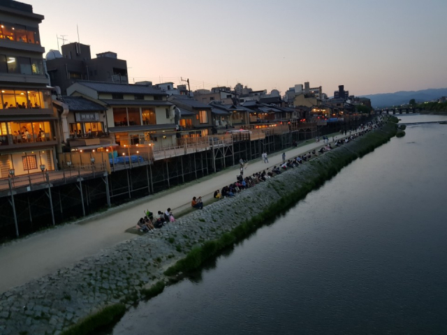 사람들로 넘쳐나는 산조대교. 또는 산조거리라고 불린다. 강을 중심으로 멋진 배경에 매료된다.