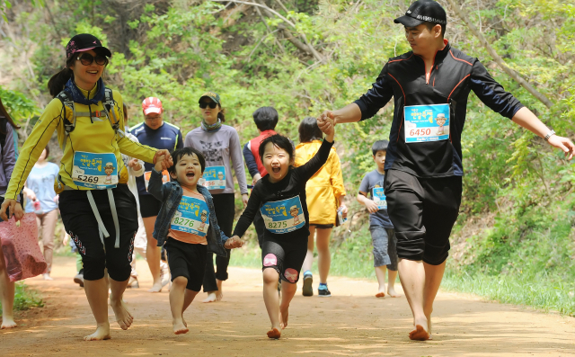 2018 계족산 맨발축제에 참여한 가족 관광객들이 축제를 즐기고 있다. 맥키스컴퍼니 제공