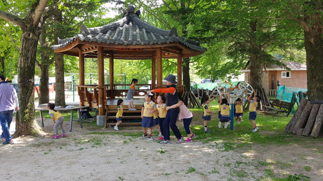 포항 두마산촌마을에서 어린이들이 체험활동을 하고 있다. 경북도 제공