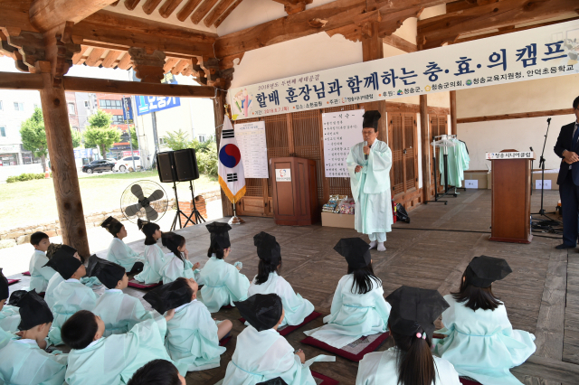 청송 안덕초등학교 학생과 교직원 등 120여 명이 7일 