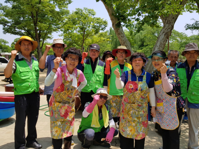 달구벌상록봉사단은 7일 달성공원에서 어르신 500여 명에게 국수 무료급식을 했다. 달구벌상록봉사단 제공