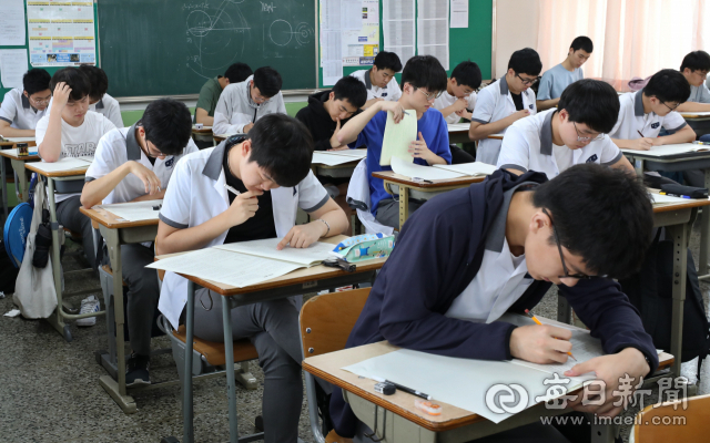 대구 대륜고등학교 3학년 수험생들이 긴장된 표정으로 문제를 풀고 있다.