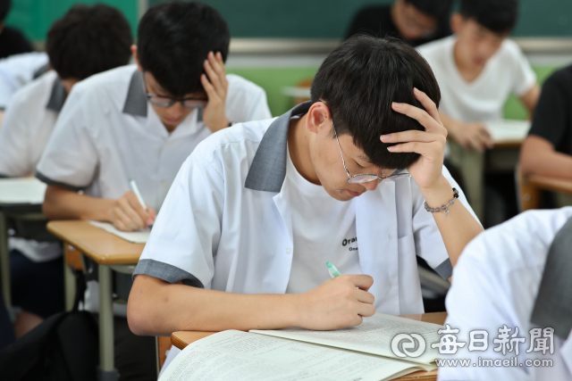 2019 학년도 대학수학능력시험을 앞두고 출제기관인 한국교육과정평가원이 주관하는 첫 모의평가가 실시된 7일 대구 대륜고등학교 3학년 교실에서 수험생들이 긴장된 표정으로 문제를 풀고 있다. 정운철 기자 woon@msnet.co.kr