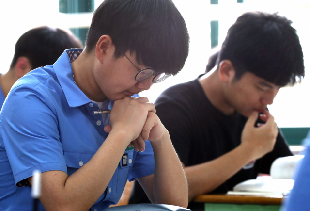 지난 7일 한국교육과정평가원이 주관한 6월 모의평가를 치르는 학생들 모습. 6월 모의평가는 올해 대학수학능력시험의 출제 경향 추정과 함께 자신의 객관적인 위치를 파악해 수시모집 지원 준비를 한다는 점에서 중요한 의미를 가진다. 연합뉴스