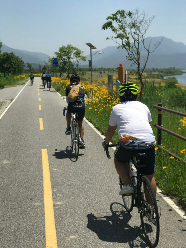 안동지역 중학교 사제동행 라이딩단이 10일 마지막 일정으로 부산 낙동강하구둑인증센터까지 총 389㎞ 구간을 완주하는데 성공했다. 안동교육지원청 제공