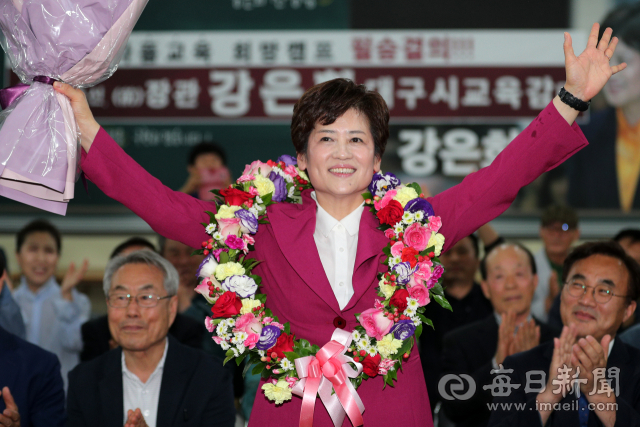 강은희 대구시교육감 당선인이 13일 오후 중구 선거사무소에서 꽃다발을 목에 걸고 환호하고 있다. 정운철 기자 woon@msnet.co.kr