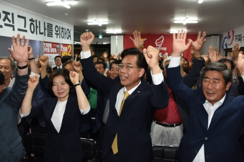 송언석 김천시 국회의원 보궐선거 당선인이 13일 자신의 선거사무소에서 지지자들과 환호하고 있다. 송언석 당선인 선거사무소 제공