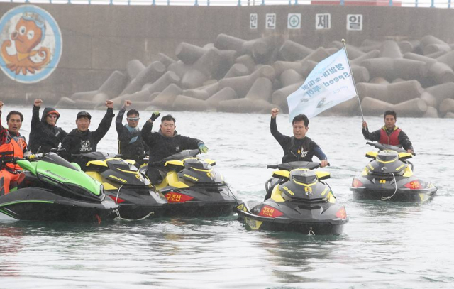 포항 영일대 앞바다에서 시민들이 무료로 해양스포츠를 체험하고 있다. 포항시 제공