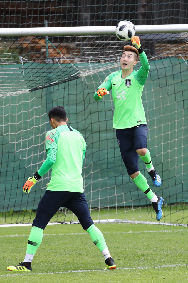 한국 축구대표팀 골키퍼 조현우가 18일 열리는 스웨덴과의 1차전에 주전 골키퍼로 출전할 수 있을지 관심을 모으고 있다. 훈련 중인 조현우. 연합뉴스