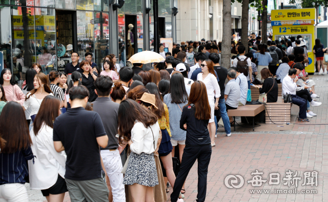 17일 오후 대구 중구 동성로에 마련된 제12회 대구국제뮤지컬페스티벌(DIMF. 딤프) 티켓 판매 부스 앞에 공연 입장권을 구입하려는 많은 시민들이 줄지어 차례를 기다리고 있다. 딤프 조직위는 다음달 7일까지 운영하는 