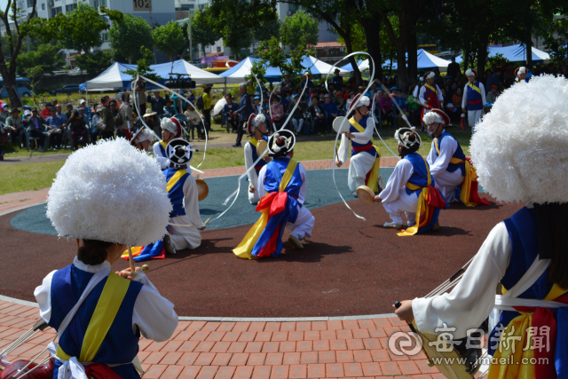 제9회 대한민국 농악축제 중방농악페스티벌이 16일 남천둔치야외공연장에서 열려 농악단들이 신나는 농악 한마당을 펼치고 있다. 김진만 기자