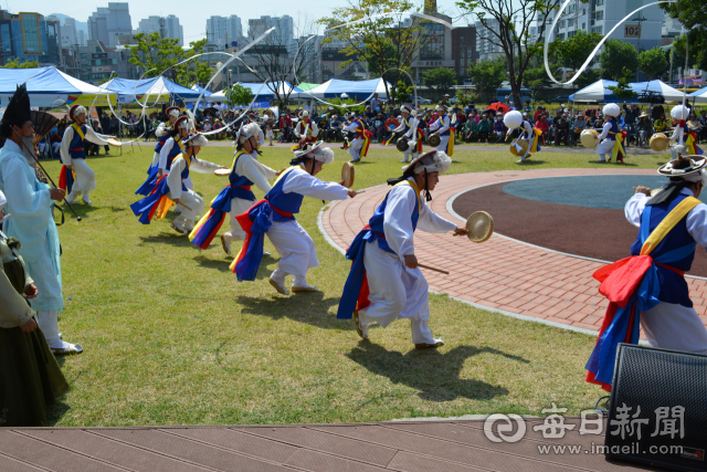 제9회 대한민국 농악축제 중방농악페스티벌이 16일 남천둔치야외공연장에서 열려 농악단들이 신명나게 농악 공연을 하고 있다. 김진만 기자