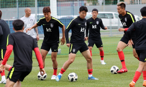 (상트페테르부르크=연합뉴스) 김인철 기자 = 축구대표팀 손흥민과 선수들이 15일(현지시간) 러시아 상트페테르부르크 로모노소프 스파르타크 훈련장에서 공식훈련을 하고 있다. 2018.6.15 연합뉴스