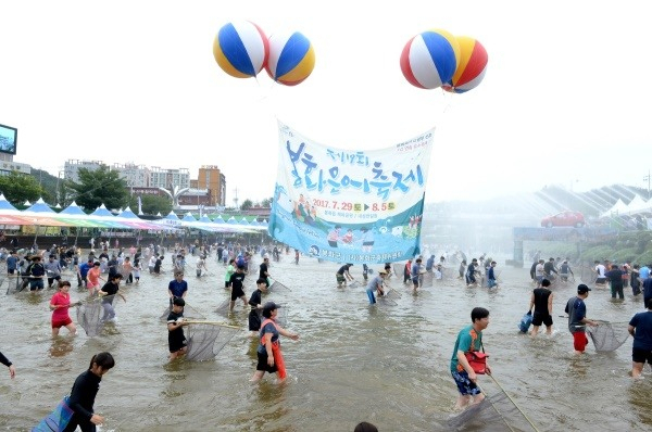 20주년 성년을 맞은 은어축제가 백서를 발간한다. 사진은 지난해 은어축제 모습, 봉화군 제[공