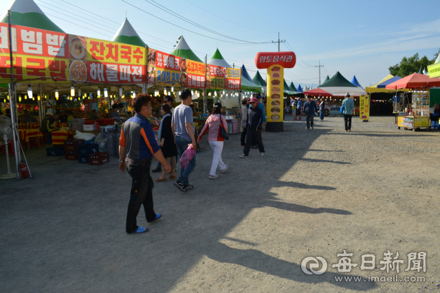 경산자인단오제가 오래전부터 외지 노점상들의 먹거리장터에서 바가지 요금과 불친절 등으로 부정적인 이미지를 심어주고 있어 개선이 시급하다. 사진은 경산자인단오제의 먹거리 장터 모습. 김진만 기자