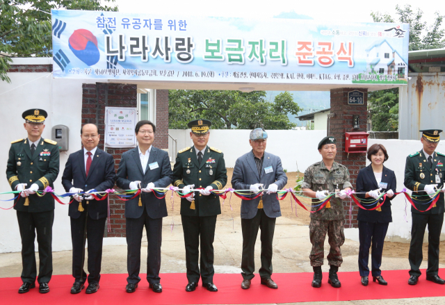 경북 경산시 남산면 이정남 씨 자택에서 열린 6·25참전용사 나라사랑 보금자리 준공식에서 김문곤(소장· 왼쪽 네 번째) 인사사령관 등 관계자들이 기념 테이프를 자르고 있다. 이씨는 입원 치료 중으로 참석하지 못했다. 육군 제공