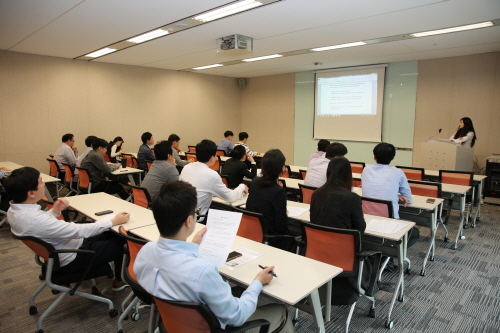 한화건설 임직원들이 업무시간 이후 회사에서 진행하는 OPIC 강의를 듣고 있다. 한화건설