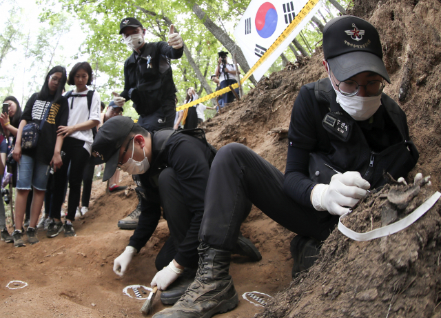 국방부 유해발굴감식단이 6·25 전사자 유해를 발굴하고 있다.