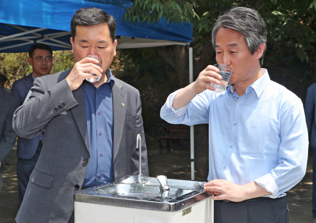 25일 대구 달성군 매곡정수장을 방문한 안병옥(오른쪽) 환경부 차관이 수돗물 수질관리 현황을 점검한 뒤 김승수 대구 행정부시장과 함께 수돗물을 시음하고 있다. 성일권 기자 sungig@msnet.co.kr