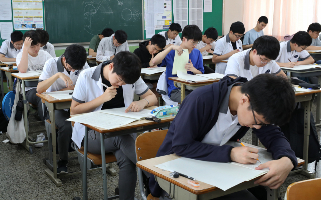 지난달 2019학년도 대학수학능력시험을 앞두고 출제기관인 한국교육과정평가원이 주관하는 첫 모의평가가 실시된 대구 대륜고등학교 3학년 교실에서 수험생들이 긴장된 표정으로 문제를 풀고 있다. 매일신문 DB