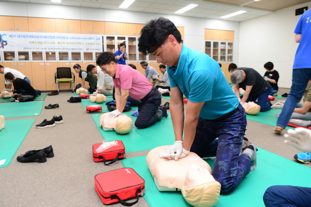 대구보건대 DHC보건의료산업최고위과정 3기 회원들이 심폐소생술을 배우고 있다. 대구보건대 제공