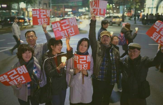 문승훈 씨가 2018년 5월 26일 대구 성당못에서 열린 태극기집회에 참석해 태극기를 흔들고 있다.