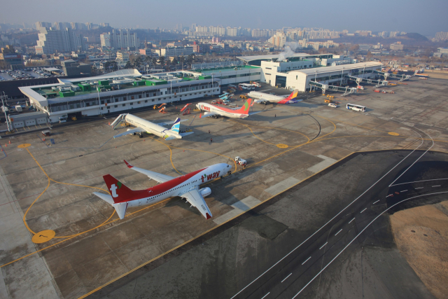 항공사들은 대구공항의 잠재적 수요가 더 남아있을 것으로 보고 있다. 대구공항 활주로의 모습. 매일신문DB