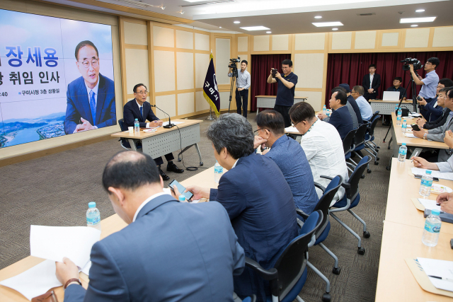 장세용 구미시장이 2일 시청 상황실에서 기자간담회를 열고 있다. 구미시 제공